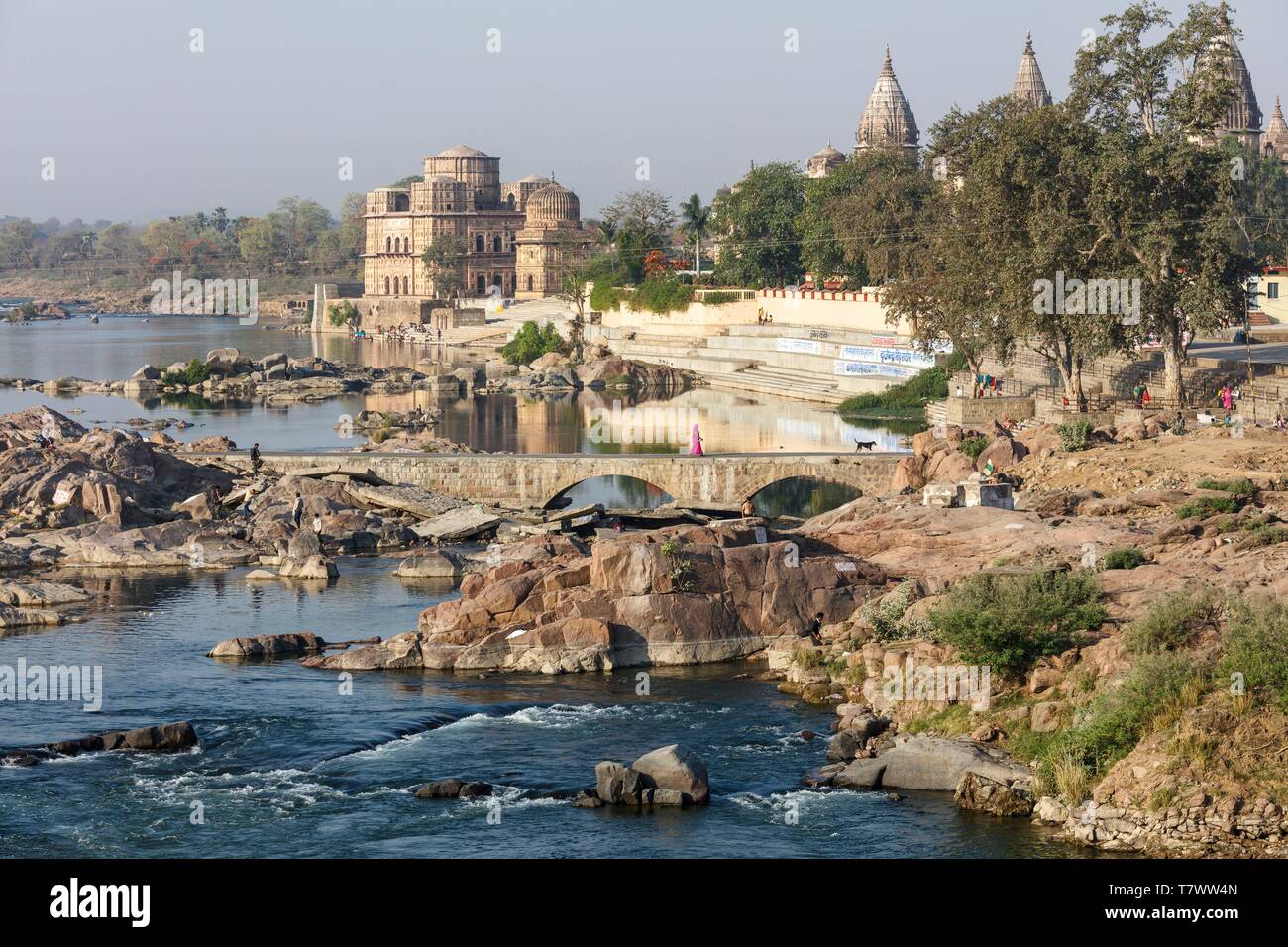 India, Madhya Pradesh, Orchha, bridge e Vir Singh Ju Deo cenotafio sul fiume Betwa Foto Stock