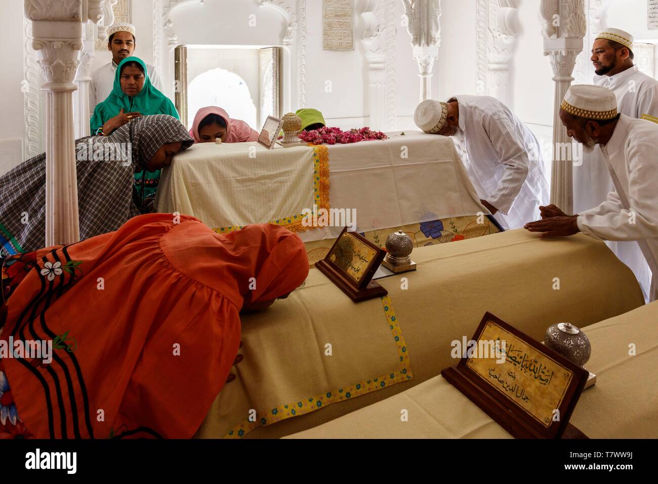 India, Madhya Pradesh, Burhanpur, Dargah e Hakimi grave, Dawoodi Bohras comunità musulmana tombe, credenti di pagare sulle tombe Foto Stock