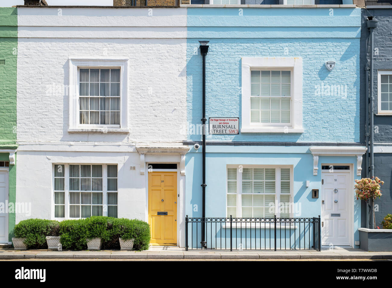 Colorate case dipinte in Burnsall street, a Chelsea, Londra, Inghilterra Foto Stock