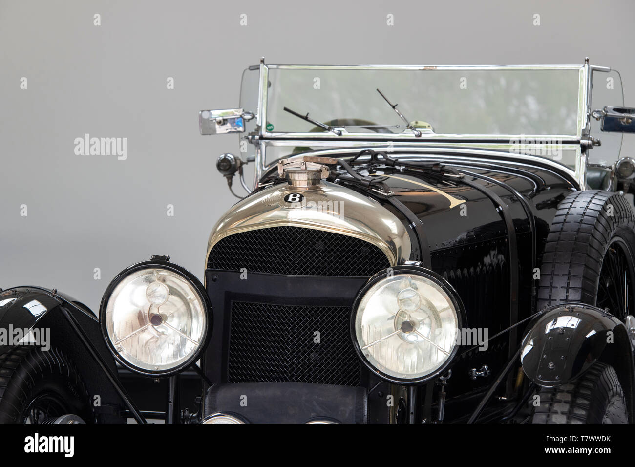Vintage Bentley auto in uno showroom a Bicester Heritage Centre 'Drive giorno'. Bicester, Oxfordshire, Inghilterra Foto Stock