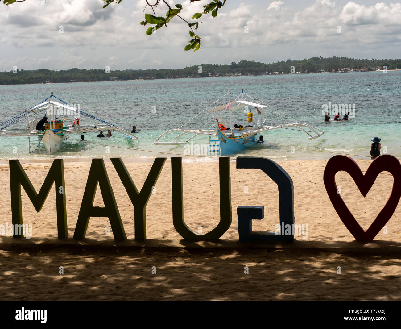 Apr 27, 2019 la barca in attesa di turisti in gita presso Guyam isola, Siargao, Filippine Foto Stock