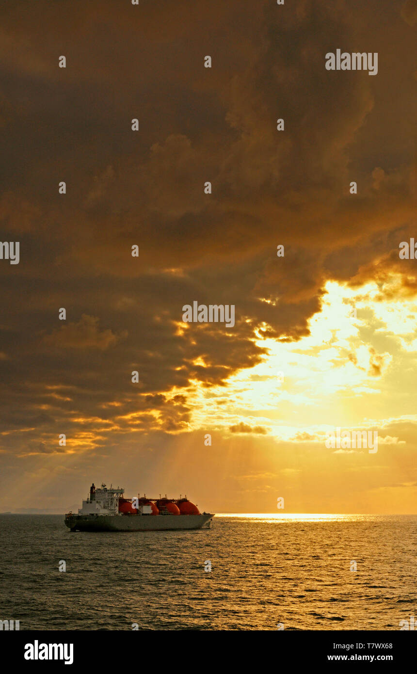 Ancoraggio di bilbao, Spagna - 2008-06-06: Il lng arctic scopritore (9276389) ancorata a bilbao strade al tramonto - Foto Stock