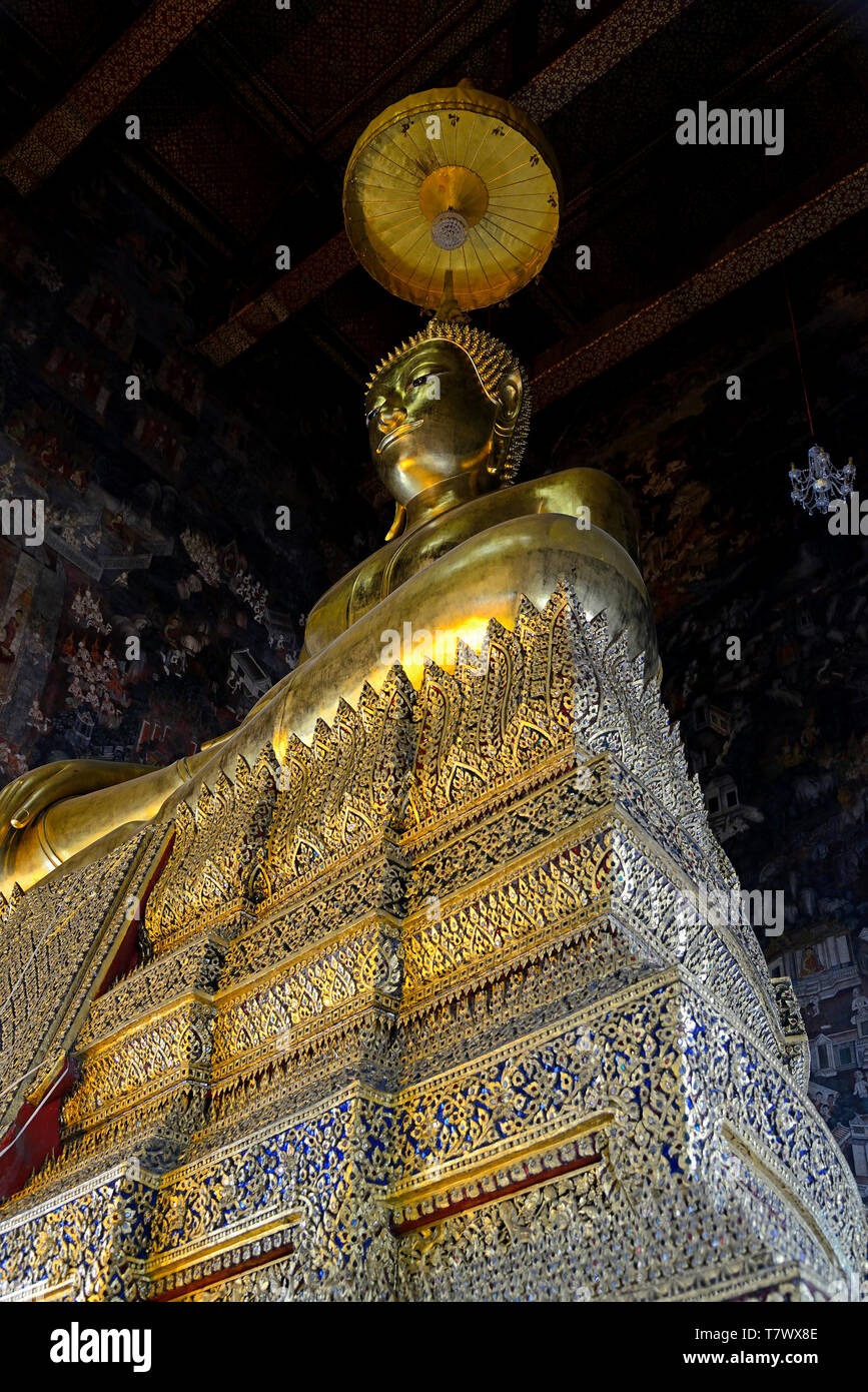 Bangkok, Thailandia - 2018-03-06: Statua del Buddha all ordinazione hall di Wat Suthat thepwararam - Foto Stock