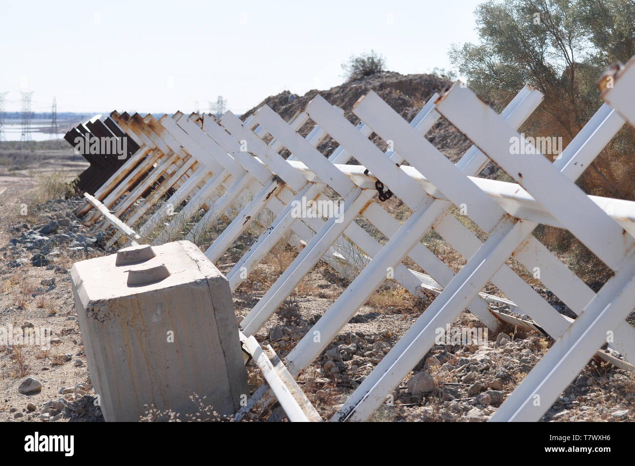 La Normandia-stile barriera del veicolo nei pressi di El Centro CA, 7 maggio. USACE è sostenere il Department of Homeland Security è richiesta per la costruzione di recinzioni pedonali, costruire e migliorare le strade e illuminazione di installazione entro lo Yuma e Tucson, Arizona, Stati Uniti Pattuglia di Confine settori seguenti il Feb. 15 emergenza nazionale dichiarazione sulla frontiera meridionale degli Stati Uniti. Il Dipartimento della Difesa ha l'autorità ai sensi della sezione 284 del titolo 10, U.S. Codice, per costruire strade e recinzioni e installare illuminazione per bloccare i trafficanti di droga nei corridoi attraverso i confini internazionali degli Stati Uniti in suppo Foto Stock