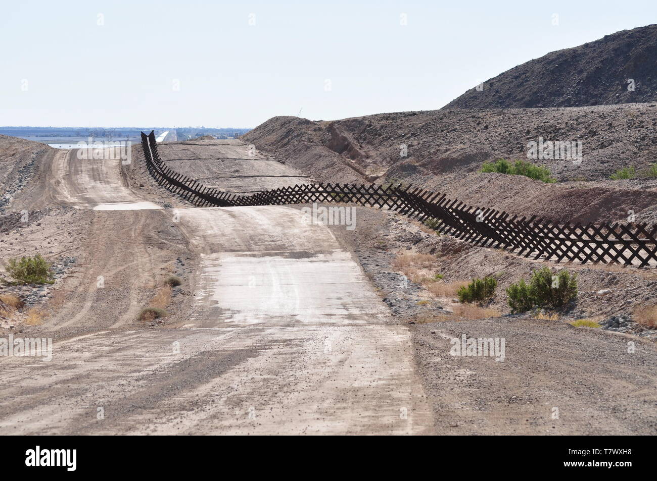 La Normandia-stile barriera del veicolo nei pressi di El Centro CA, 7 maggio. USACE è sostenere il Department of Homeland Security è richiesta per la costruzione di recinzioni pedonali, costruire e migliorare le strade e illuminazione di installazione entro lo Yuma e Tucson, Arizona, Stati Uniti Pattuglia di Confine settori seguenti il Feb. 15 emergenza nazionale dichiarazione sulla frontiera meridionale degli Stati Uniti. Il Dipartimento della Difesa ha l'autorità ai sensi della sezione 284 del titolo 10, U.S. Codice, per costruire strade e recinzioni e installare illuminazione per bloccare i trafficanti di droga nei corridoi attraverso i confini internazionali degli Stati Uniti in suppo Foto Stock