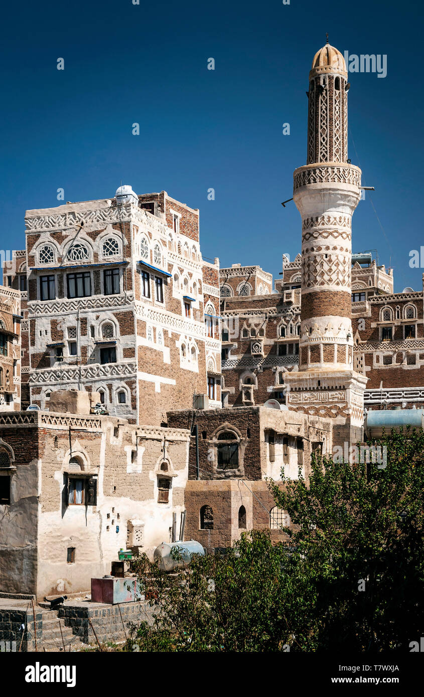 Famoso e tradizionale architettura degli edifici del patrimonio e la moschea vista in sanaa città vecchia in Yemen Foto Stock