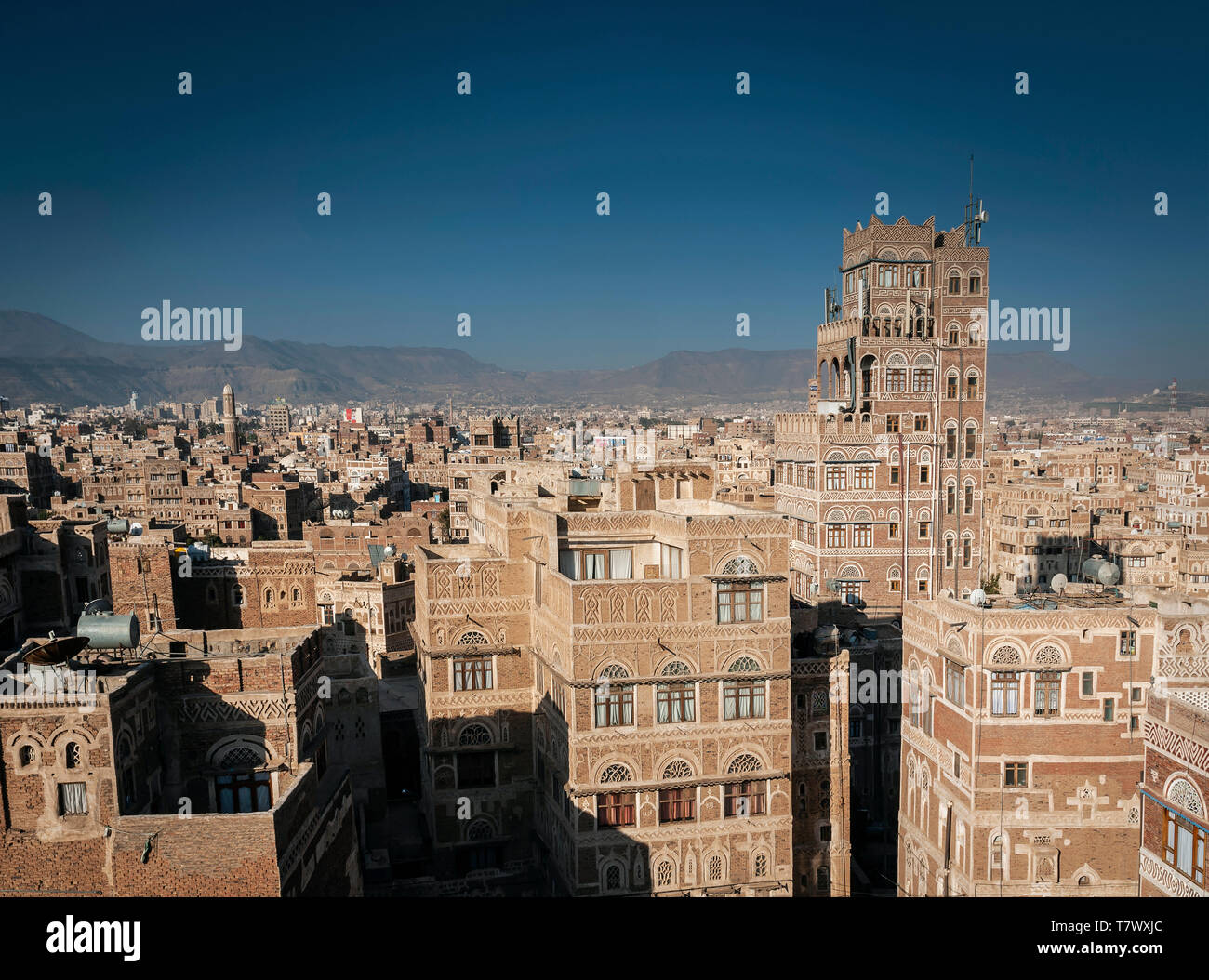 Vista del centro della città di sanaa città vecchia tradizionale architettura araba skyline in Yemen Foto Stock