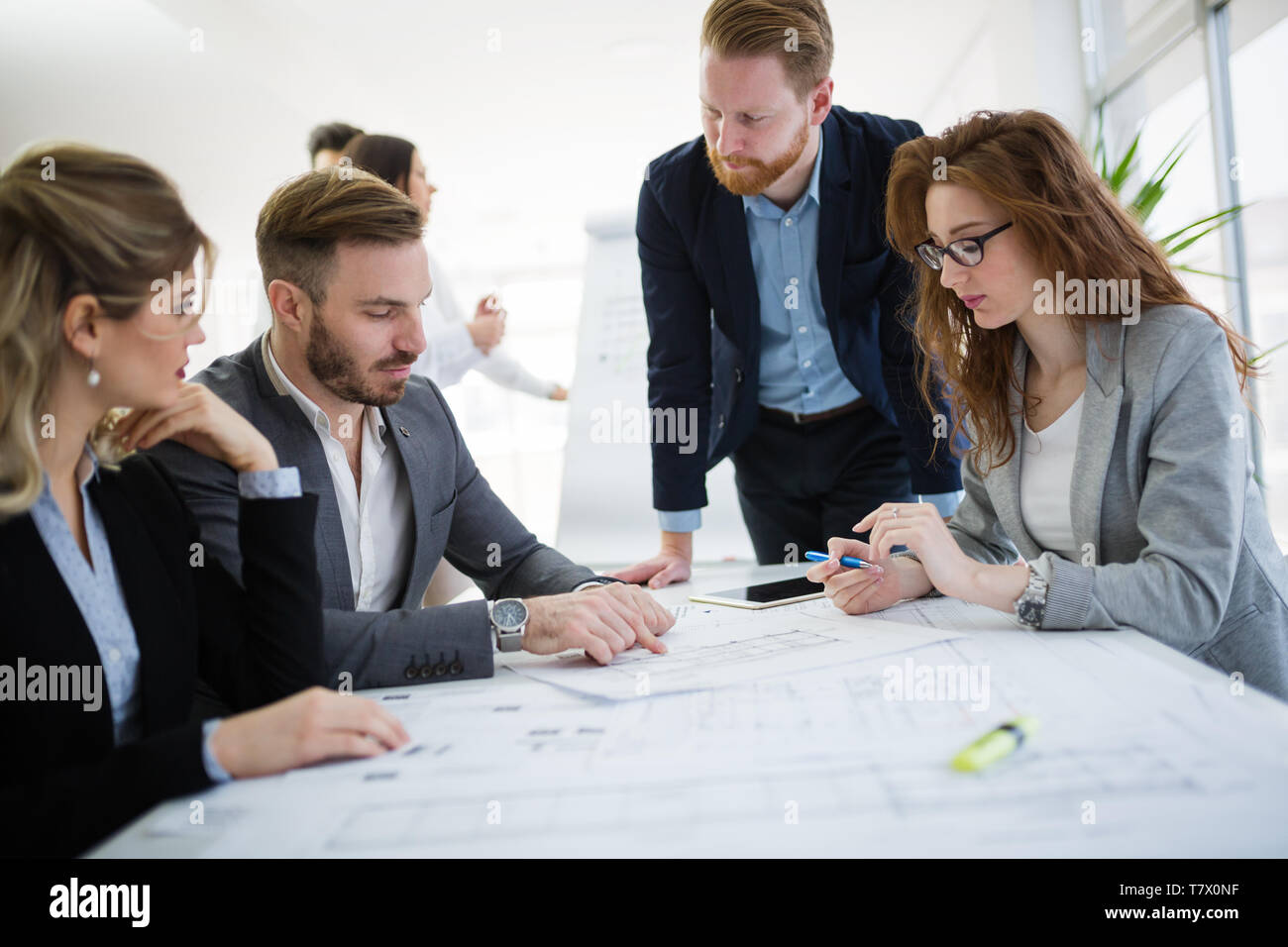 La gente di affari che lavorano insieme sul progetto e di brainstorming in office Foto Stock