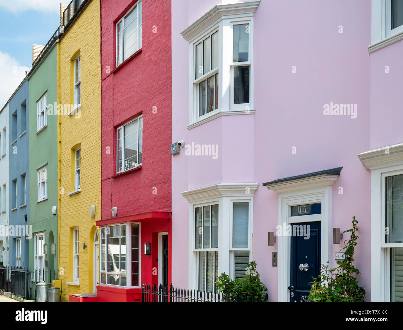 Colorate case dipinte in Godfrey street, a Chelsea, Londra, Inghilterra Foto Stock