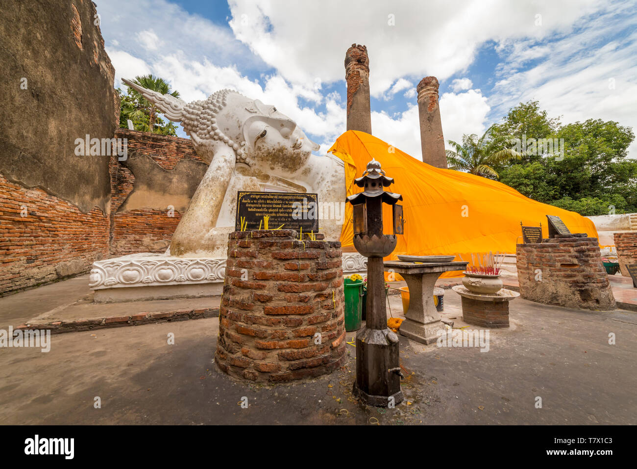 Il Tempio del Buddha Reclinato, Wat Lokayasutharam, Ayutthaya, a nord di Bangkok Foto Stock