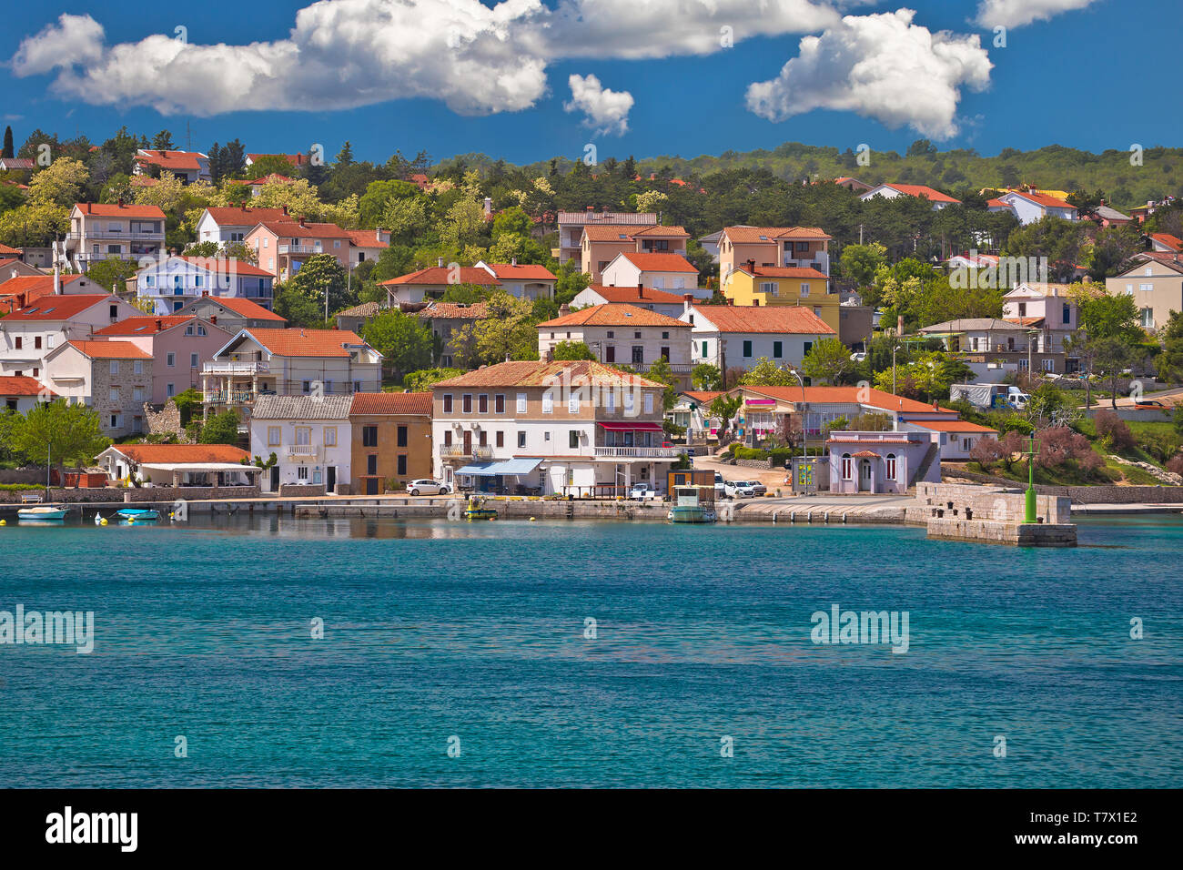 Villaggio di silo sull'isola di Krk waterfront, vista baia del Quarnero della Croazia Foto Stock