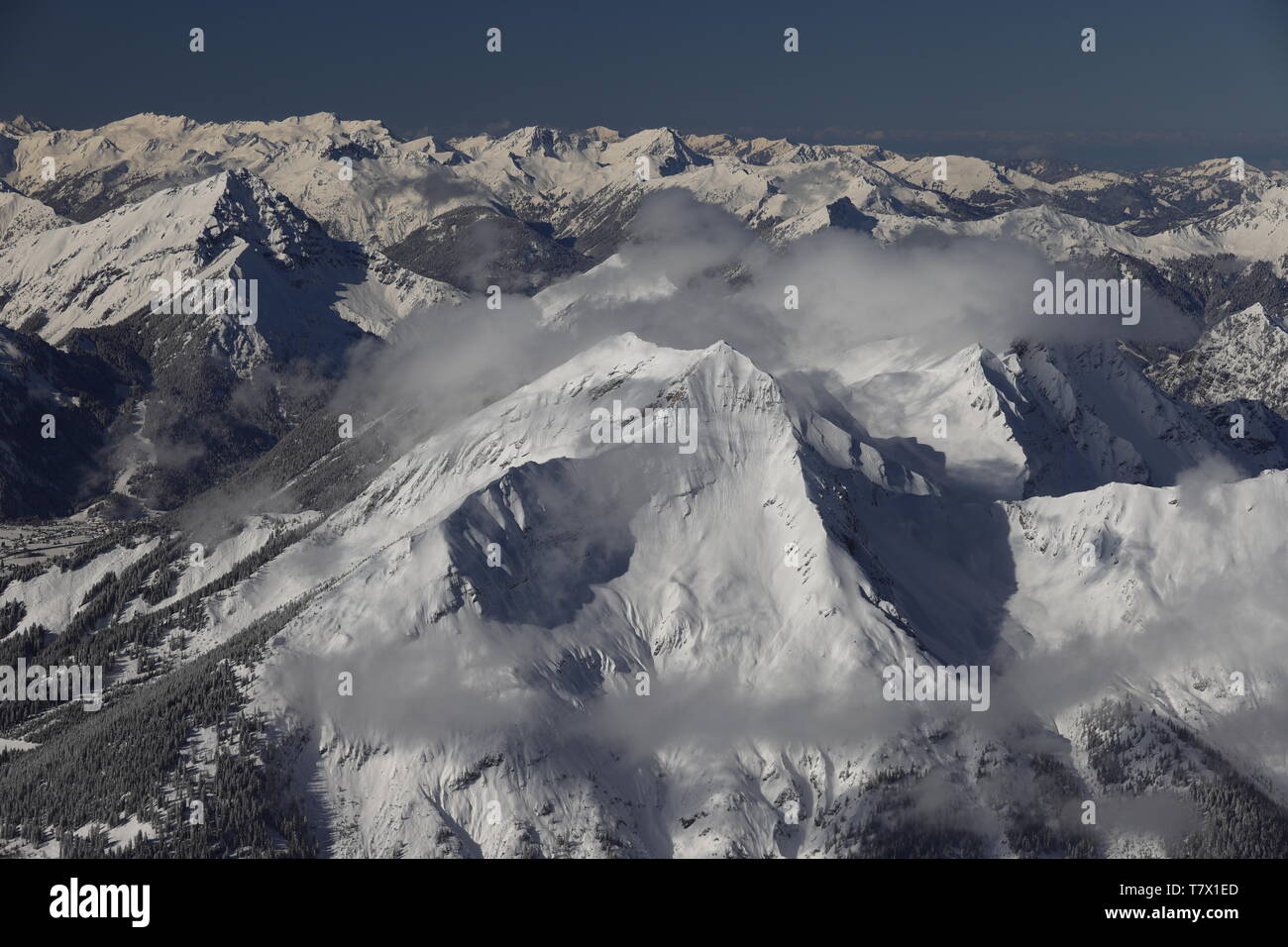 Zugspitze: Winterliches Alpenpanorama bei frostiger Fernsicht. Im VordergrundderHochblassen. Link Grainau Foto Stock