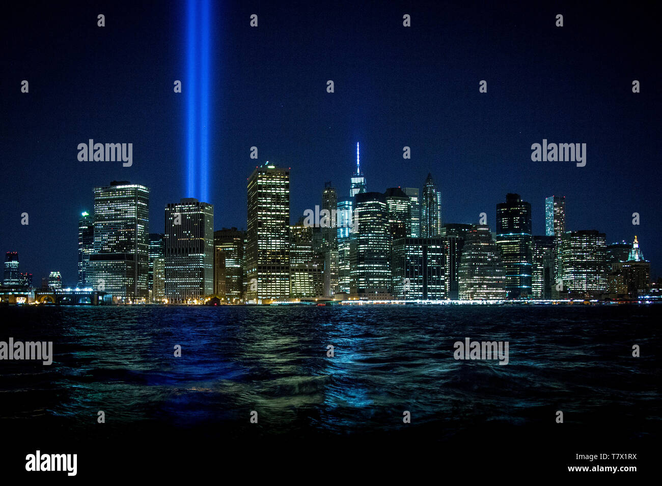 Le Torri di fascio di luce verso il cielo sul tredicesimo anniversario dell'attacco dell'11 settembre che ha portato giù il World Trade Center e ucciso 2996 persone. Foto Stock