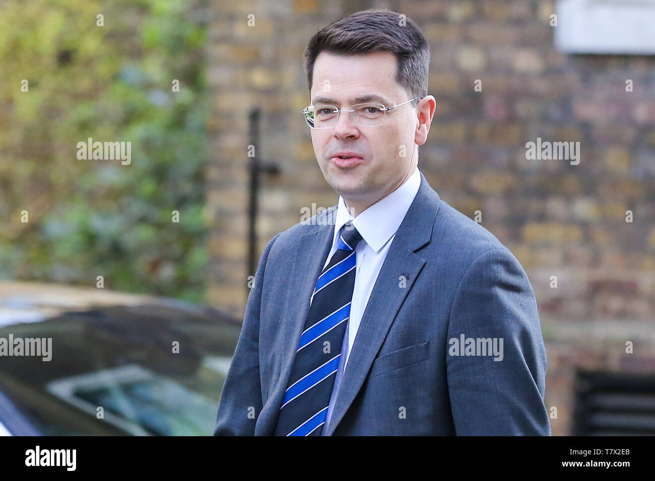 Europee Segretario James Brokenshire visto in Downing Street. Il 14 giugno 2017, un incendio scoppiato nel 24 piani Grenfell a torre di appartamenti nel Nord di Kensington, Londra ovest dove 72 persone sono morte e più di 70 altri sono stati feriti e 223 persone sfuggite. Il governo del Regno Unito per finanziare una stima di £ 200 milioni di euro per la sostituzione del pericoloso Grenfell stile sul rivestimento intorno 170 alto edificio residenziale privato edifici dopo edificio privato proprietari non è riuscito a prendere provvedimenti. Europee Segretario James Brokenshire detto inazione dalla creazione di proprietari avevano costretto il governo a intervenire. Foto Stock