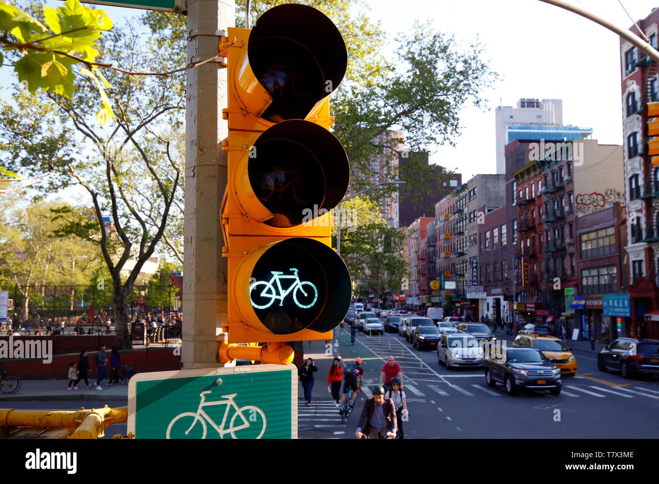 I ciclisti e una bicicletta verde segnale di traffico Foto Stock