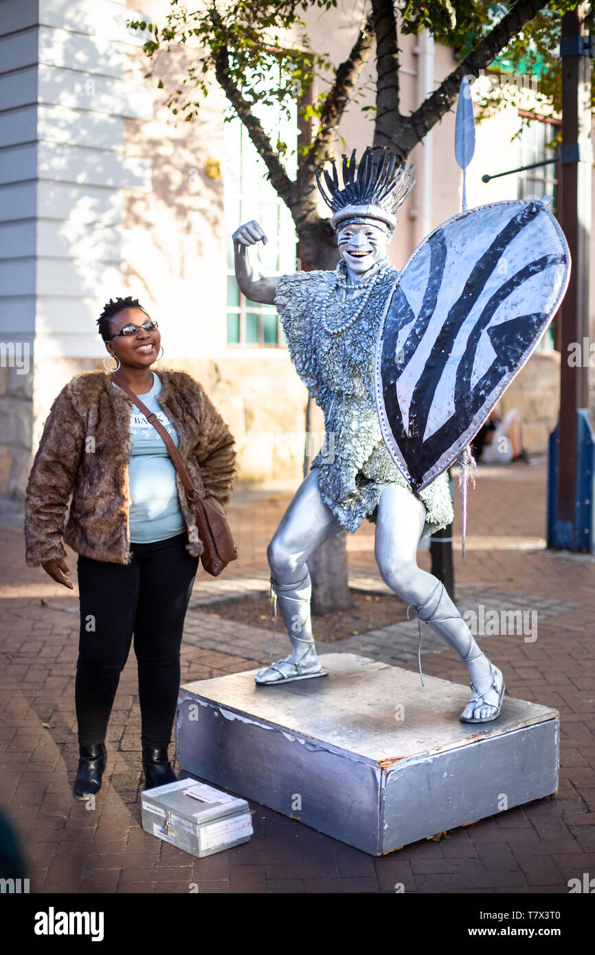 Cape Town, Sud Africa, 12 Aprile - 2019: Street performer di eseguire per un membro del pubblico che sta cercando. Foto Stock
