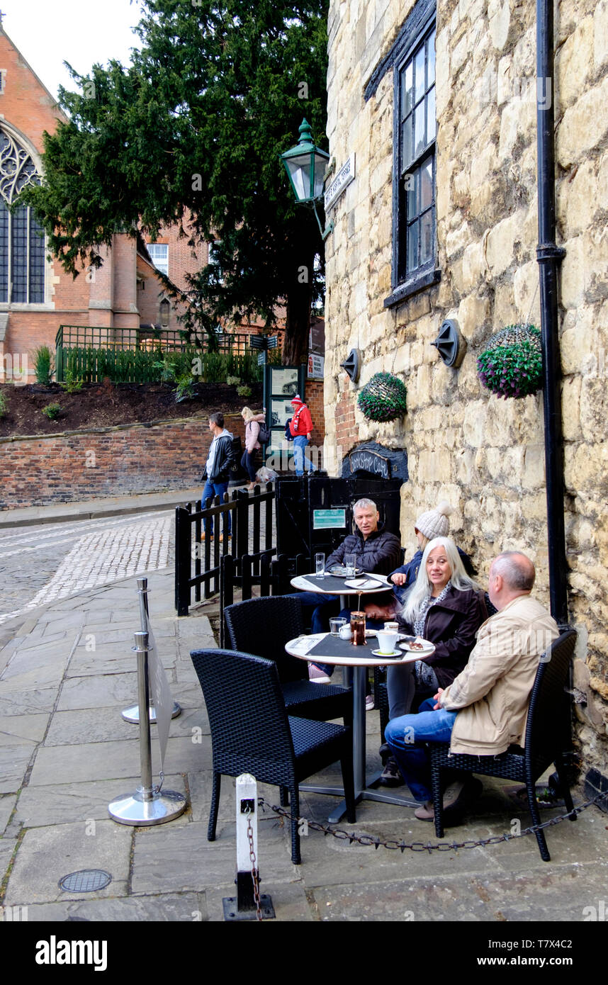 Intorno al quartiere della Cattedrale di Lincoln Lincolnshire Prenota stop Cafe Foto Stock