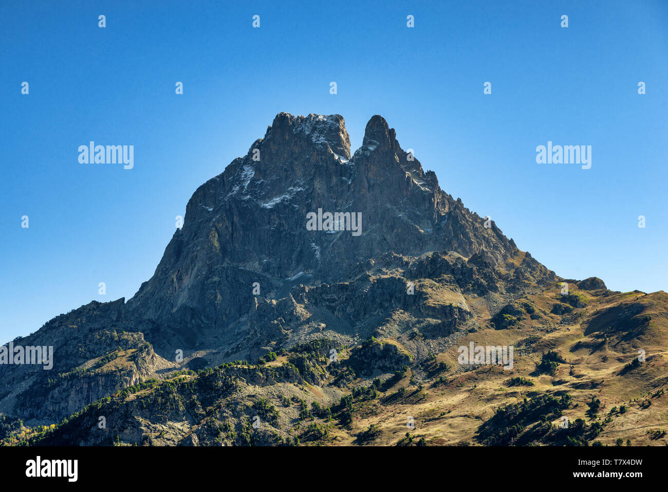 Una vista del famoso Pic du Midi Ossau nei Pirenei francesi montagne Foto Stock