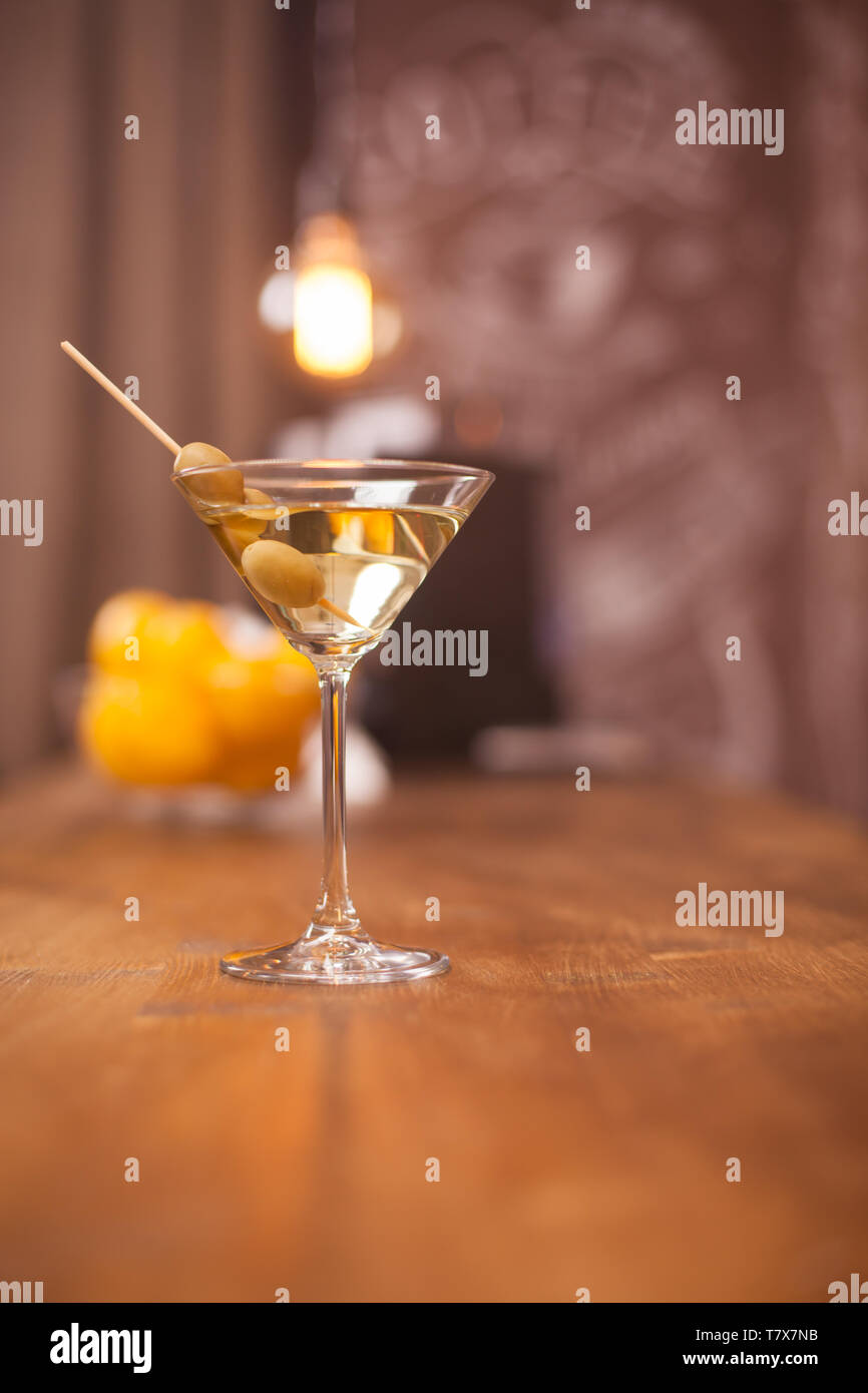 Tempo rilassante nel ristorante con un bicchiere di martini e olive verdi. Bibite fresche. Gustosa bevanda. Foto Stock