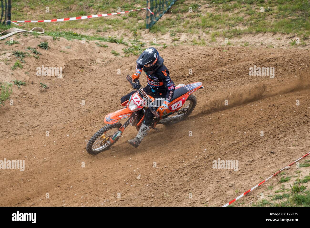 Groß Schwiesow, Germania - Marzo 01,2019 - Motocross racer guidare su una collina di sabbia Foto Stock