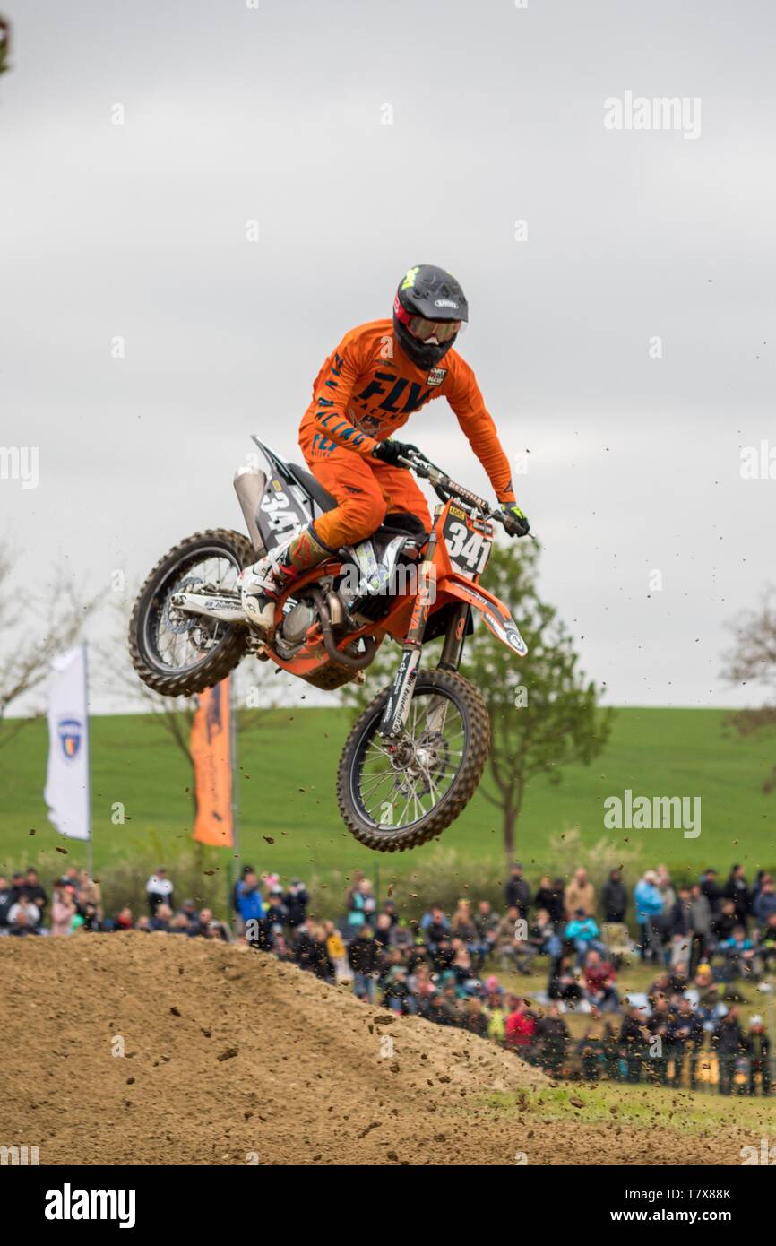 Groß Schwiesow, Germania - Marzo 01,2019 - Motocross racer rendendo uno stunt e salta in aria su una collina di sabbia Foto Stock