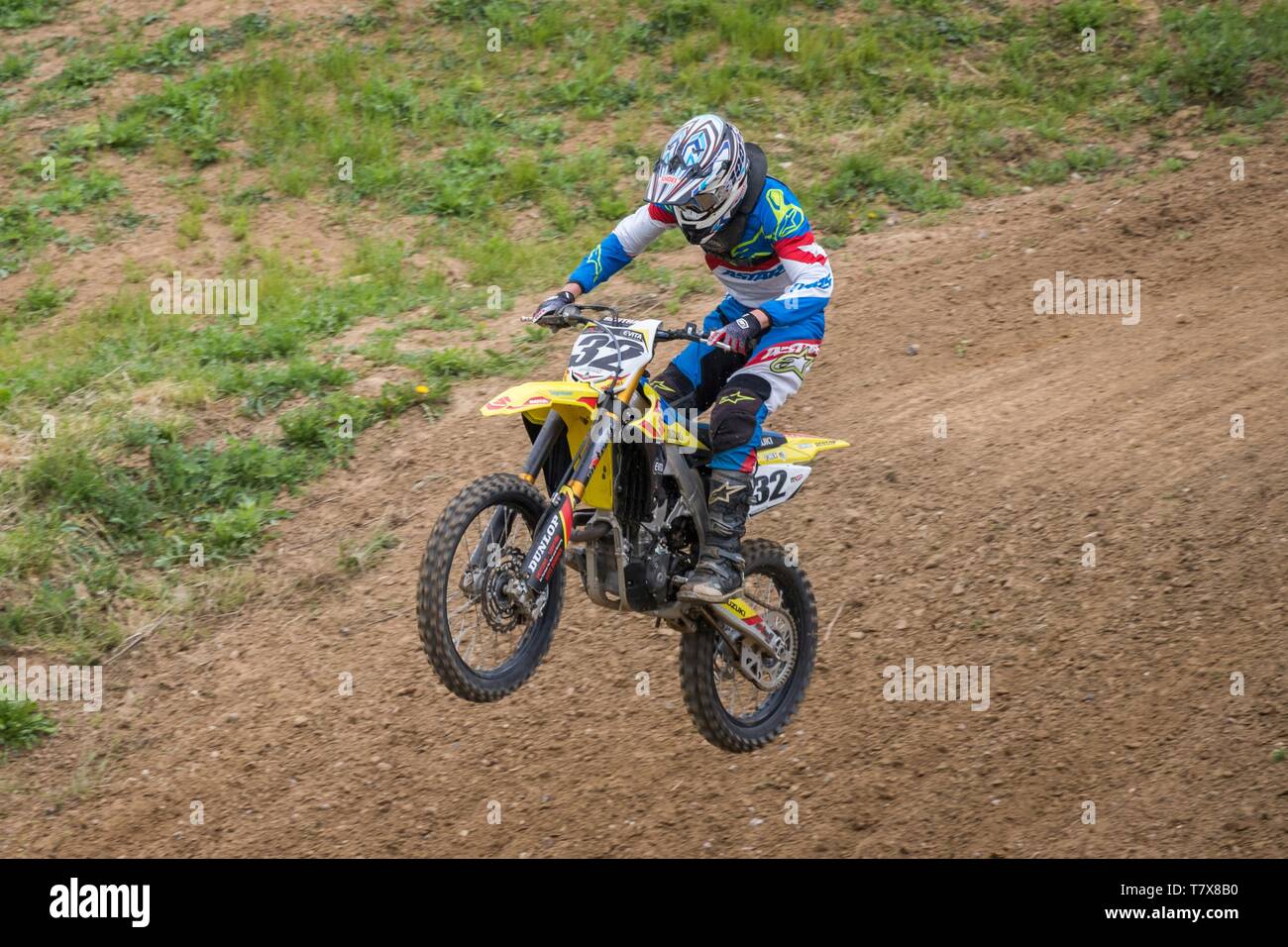 Groß Schwiesow, Germania - Marzo 01,2019 - Motocross racer guidare su una collina di sabbia Foto Stock