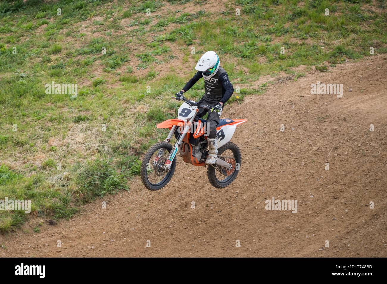 Groß Schwiesow, Germania - Marzo 01,2019 - Motocross racer guidare su una collina di sabbia Foto Stock