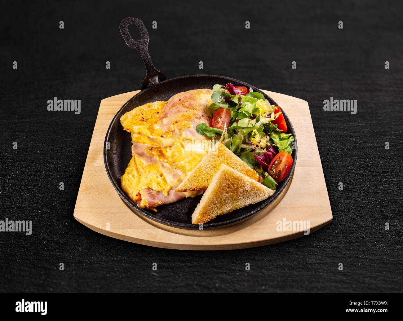 Frittata con prosciutto e insalata servita per prima colazione Foto Stock