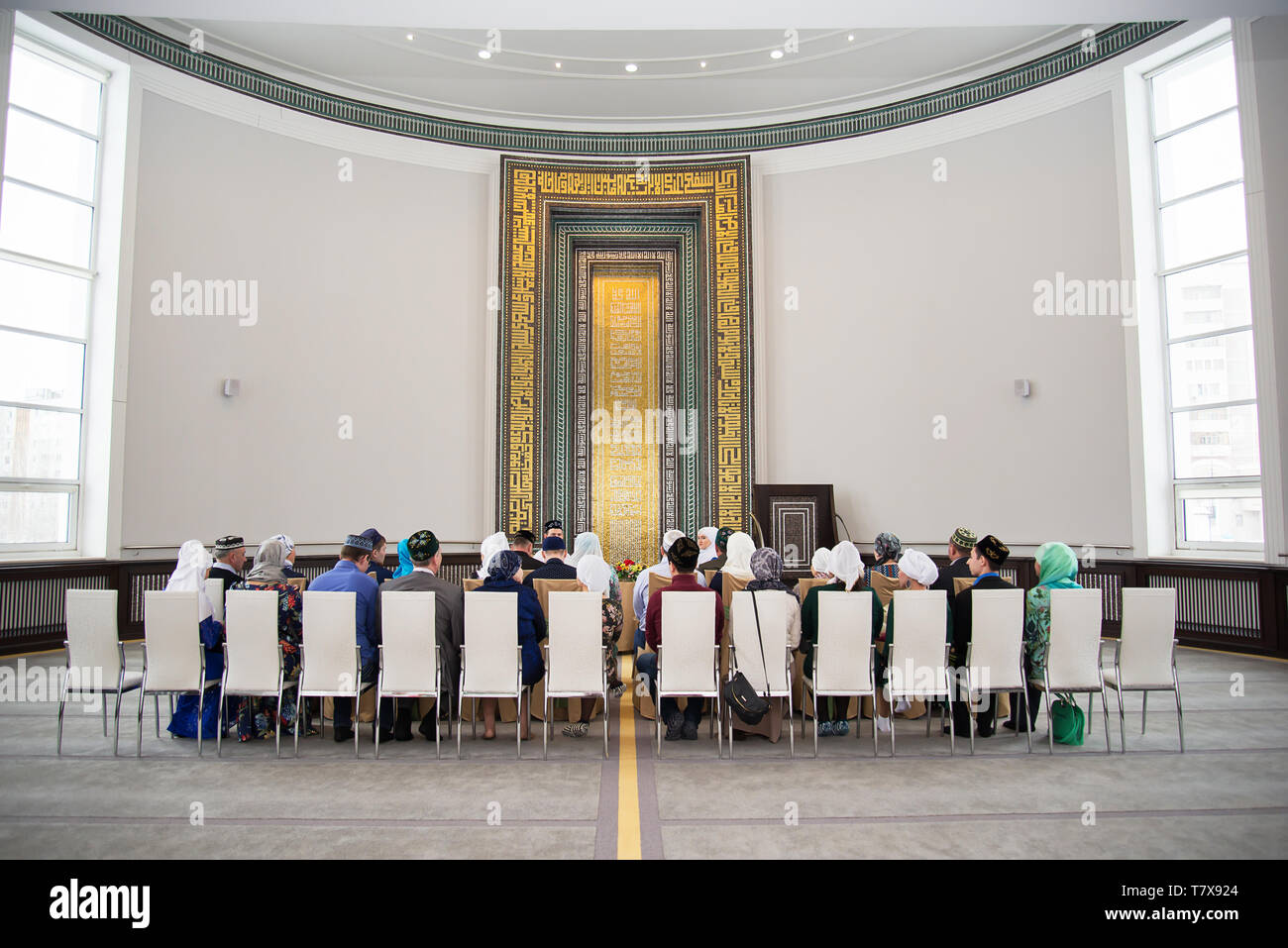 Condurre il matrimonio in una grande sala bellissima nella moschea Foto Stock