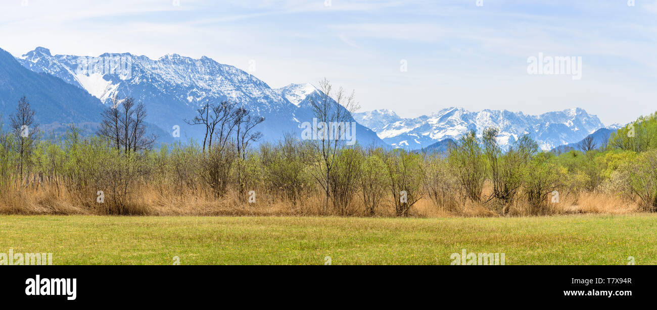 Suggestiva vista del massiccio dello Zugspitze con cime coperte di neve in Murnauer Moos in aprile Foto Stock