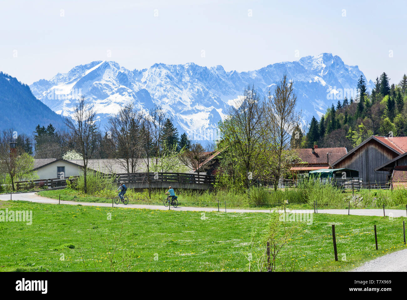 I ciclisti di fronte alla molla-come scenario delle Alpi Bavaresi vicino a Eschenlohe nella valle di Loisach Foto Stock