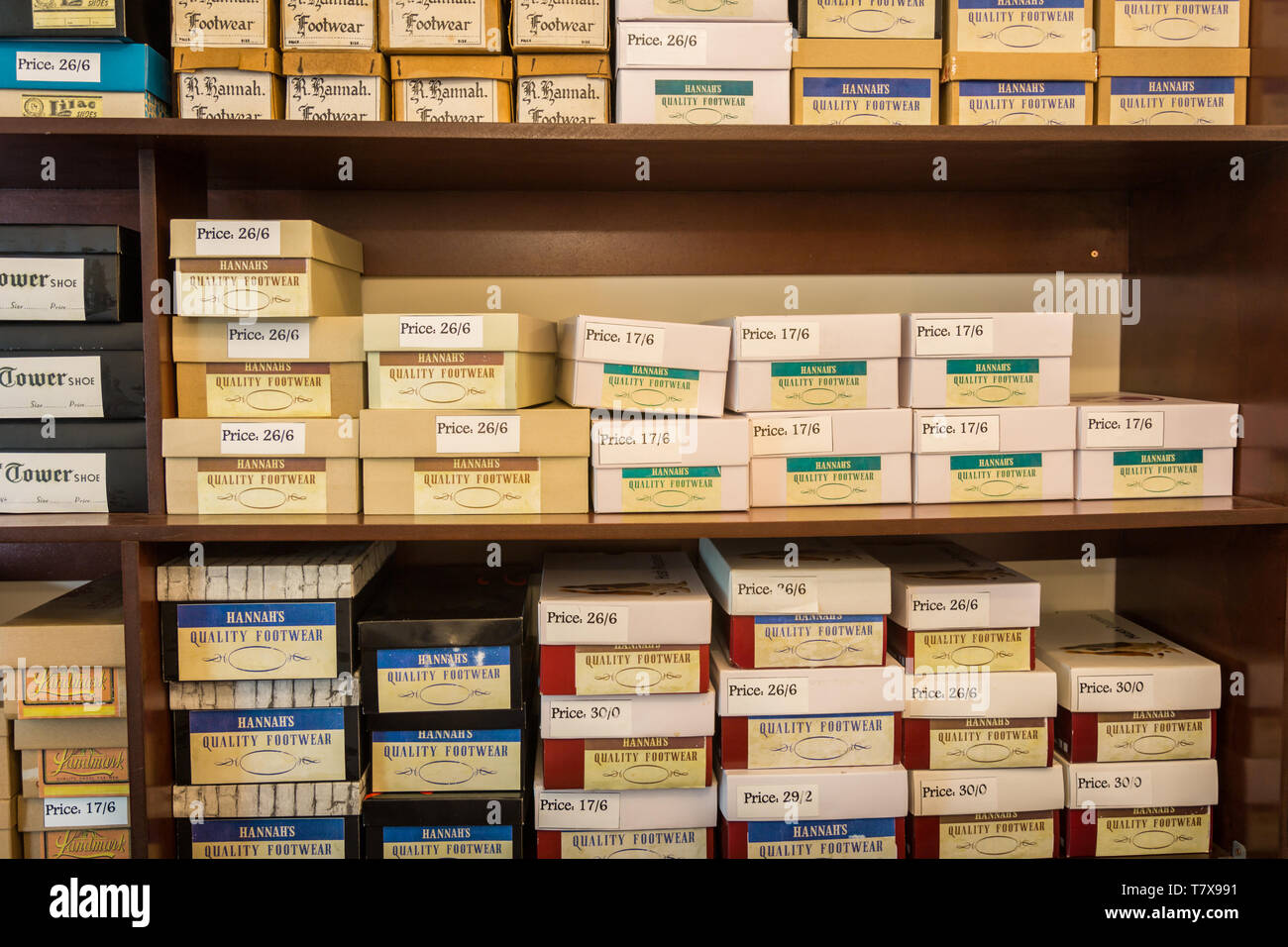 Interno di un vecchio negozio di scarpe con le scatole di scarpe, bidonville, Nuova Zelanda Foto Stock