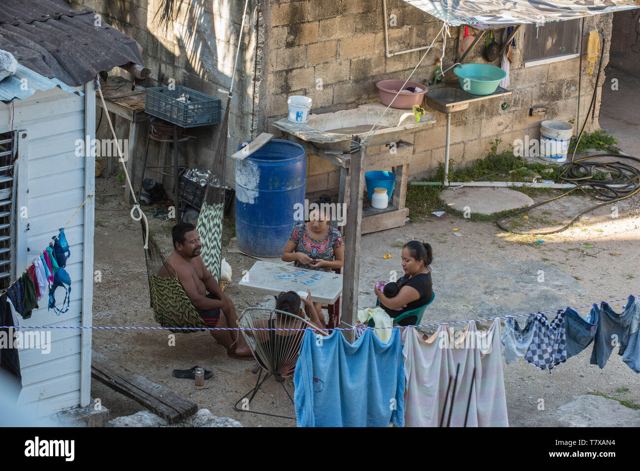 Famiglia messicana gioca carte nel cortile. Playa del Carmen, Yucatan. Messico Foto Stock