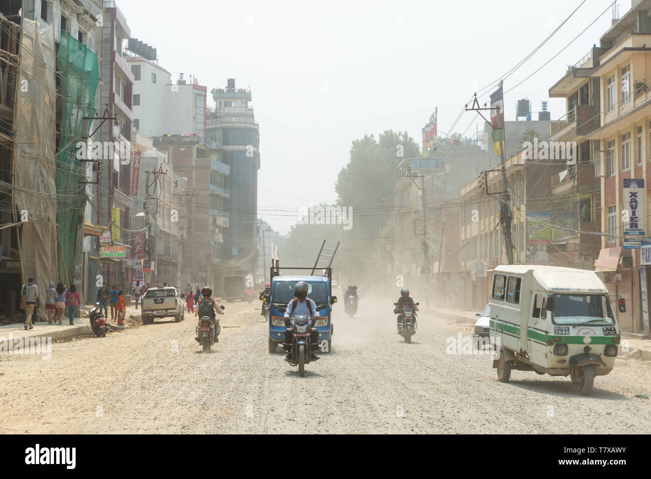 KATHMANDU, NEPAL - 9 Maggio, 2019: il traffico su strada Boudha mettere la polvere in aria come la strada non è blacktopped. È in corso di rilascio alla zona del residuo Foto Stock