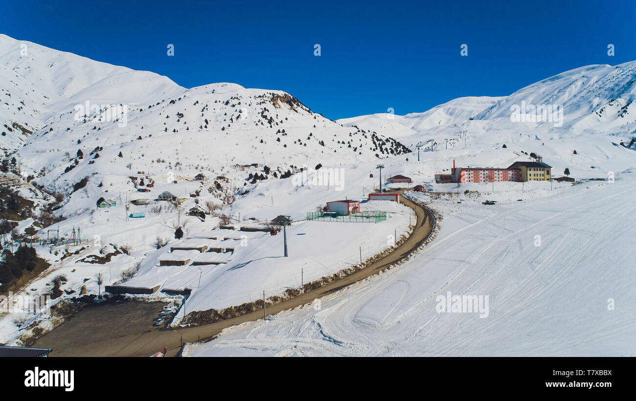 Vahdat quartiere Bella Vista dall'aereo alle montagne di Tashkent, la Cina e il Kirgistan, coperte di neve Foto Stock