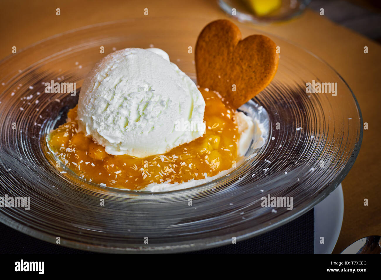 Close up di gelato con marmellata nel ristorante Foto Stock