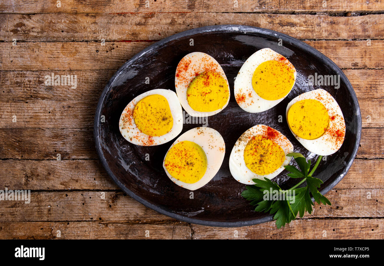 Uova sode a fette su una piastra vista superiore Foto Stock
