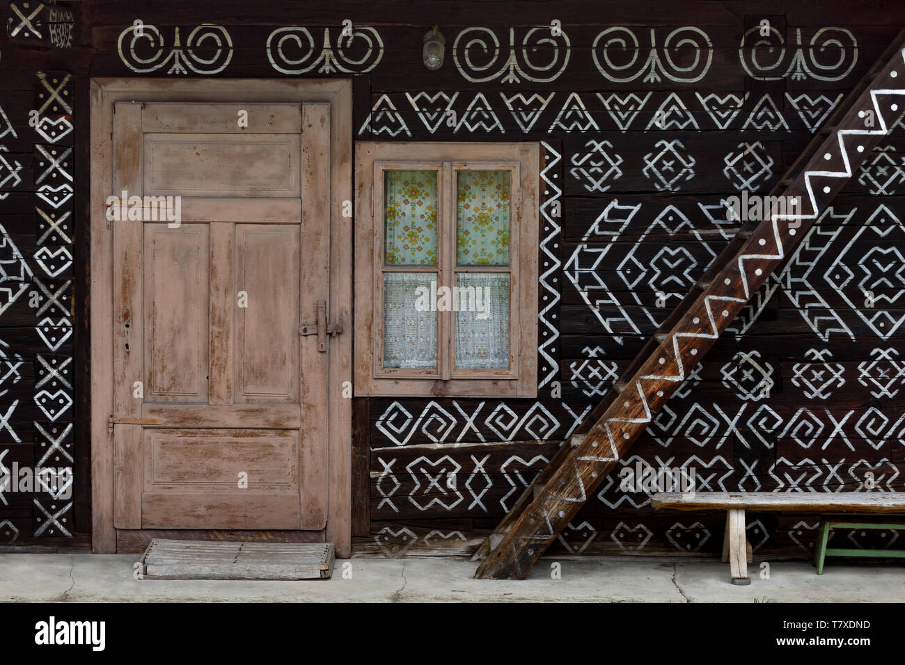 Porta di un tradizionale log cabin nella regione di Zilina, Slovacchia. Foto Stock