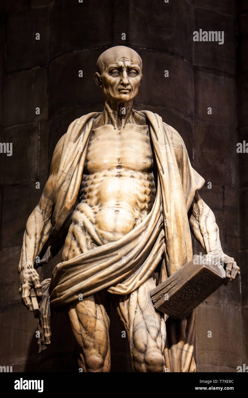 Italia Milano: Statua di San Bartolomeo Scorticato, di Marco d'Agrate, nel Duomo di Milano Foto Stock