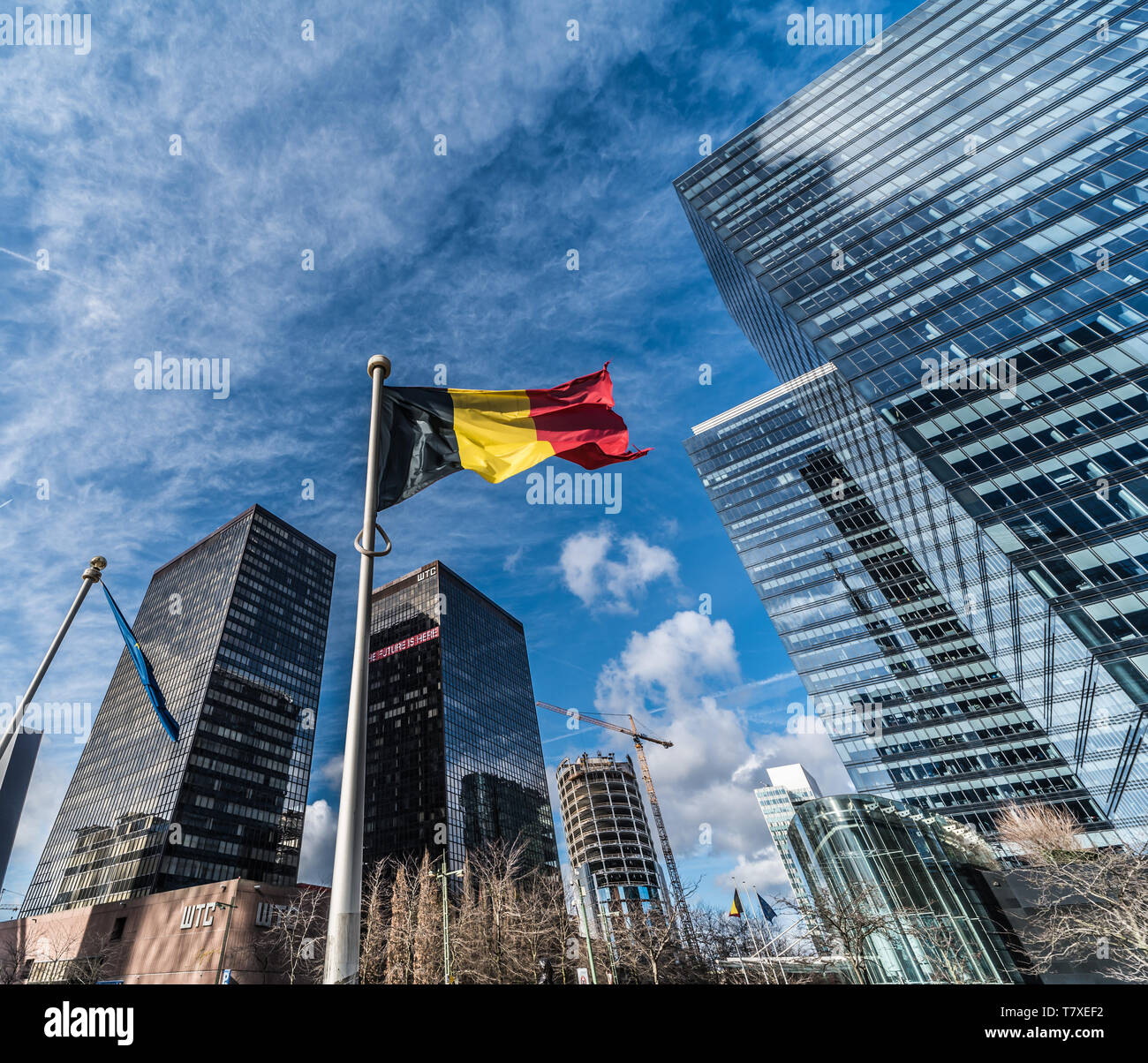 Bruxelles, Belgio - 03 10 2019: Contemporanea in vetro e acciaio grattacieli del poco Manhattan quartiere finanziario e commerciale con una bandiera belga Foto Stock