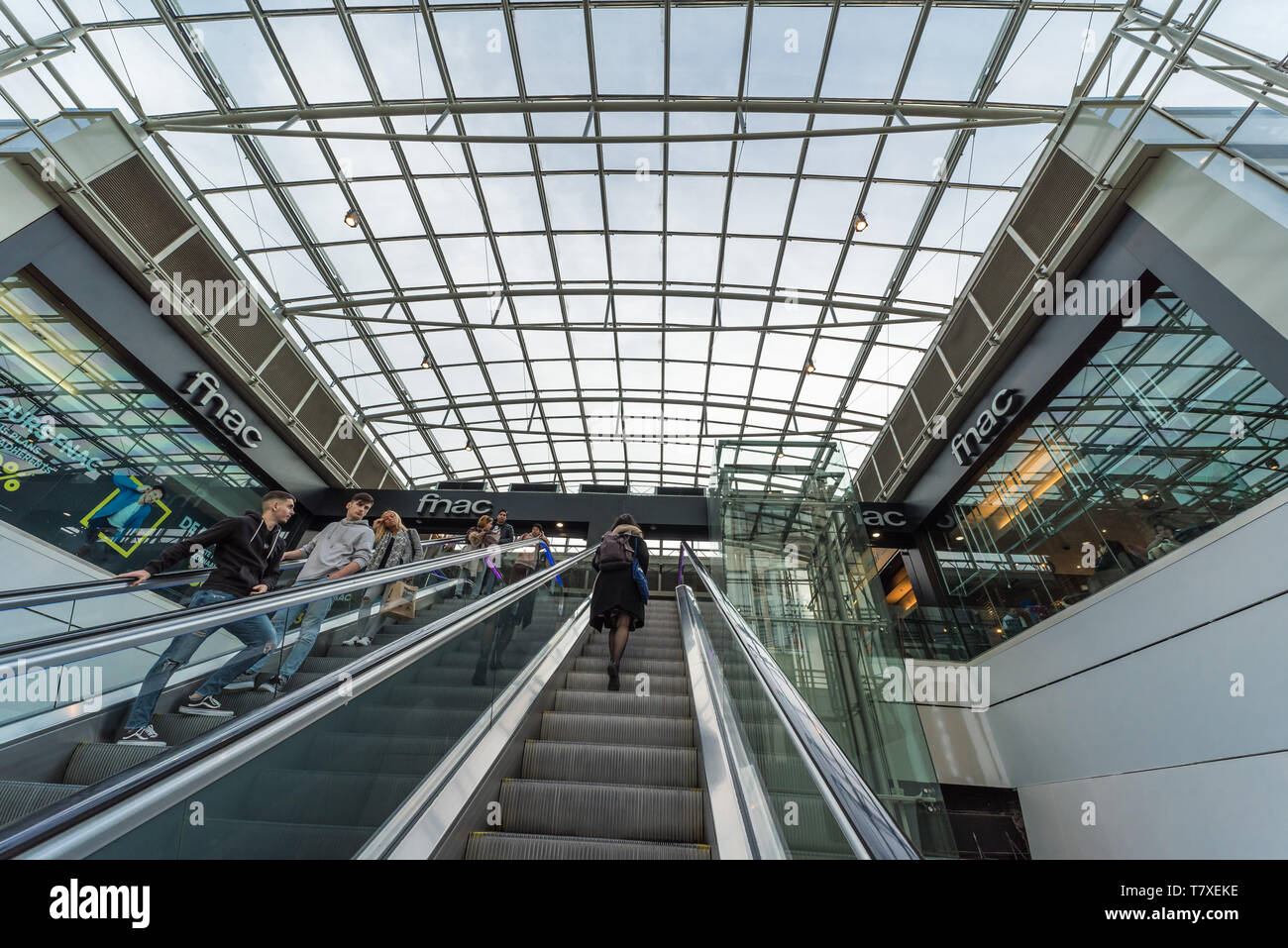 Bruxelles, Belgio - 03 10 2019: Escalator e dal soffitto in vetro del centro commerciale City 2 e la Fnac Foto Stock