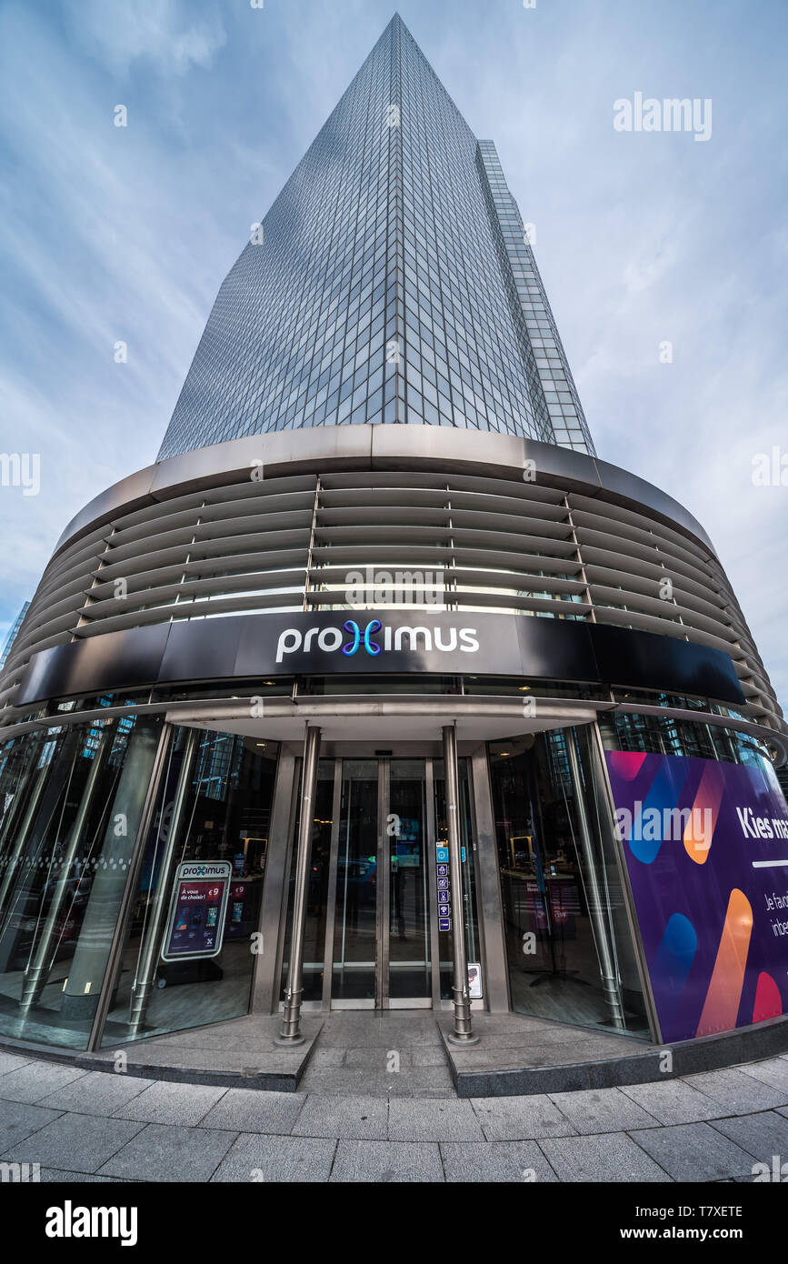 Bruxelles, Belgio - 03 10 2019: una forma rotonda ingresso di un negozio di vendita al dettaglio e la sede del contemporaneo edificio Proximus Foto Stock