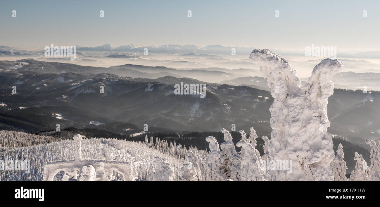 Vista di Mala Krivanska Fatra mountain range in Slovacchia dal Lysa Hora hill in Moravskoslezske Beskydy mountains nella Repubblica Ceca durante il congelamento win Foto Stock