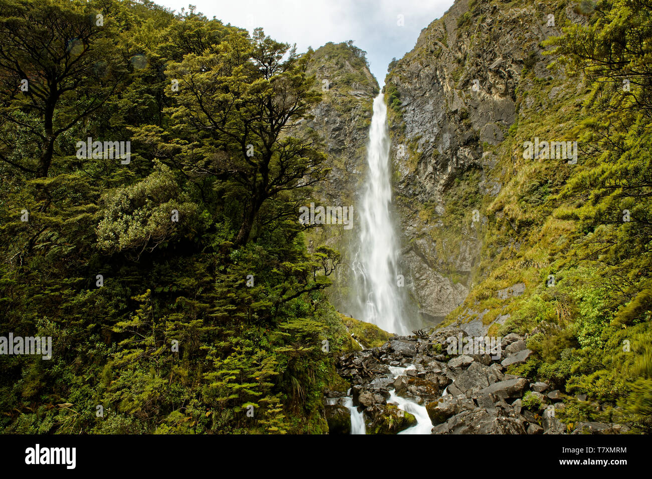 Il paesaggio della Nuova Zelanda - Arthurs Pass, Alpi del Sud, Sud dell'isola, il più alto villaggio di altitudine, sul fiume con cascate. Foto Stock