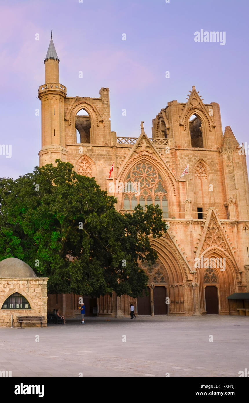 Famagusta, Cipro - 3 OTT 2018: Lala Mustafa Pasha moschea a Famagusta presi in una rosa di luce del tramonto. Originariamente cattedrale cattolica. Meta turistica molto in vista della parte turca dell'isola. Foto Stock