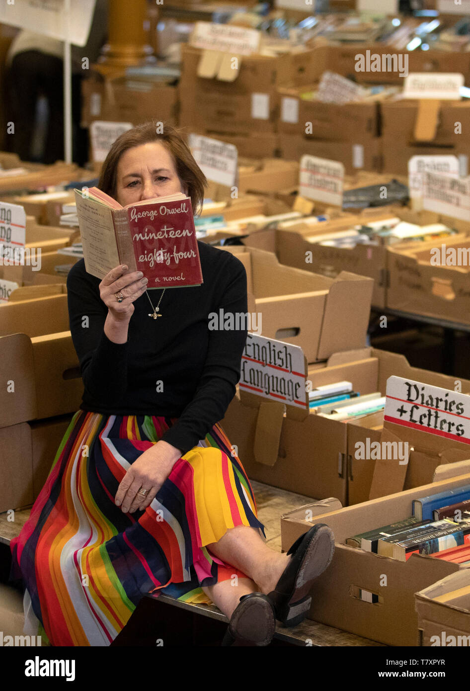 Emittente e giornalista Kirsty Wark dà uno sguardo a una rara prima edizione copia di George Orwell '1984', uno delle migliaia di libri che sarà in vendita a partire da sabato 11 maggio in Christian Aid Settimana del Libro, che si ritiene essere la più grande carità libro in vendita in tutto il mondo, a Sant'Andrea e di San Giorgio Chiesa occidentale, George Street, Edimburgo. Foto Stock