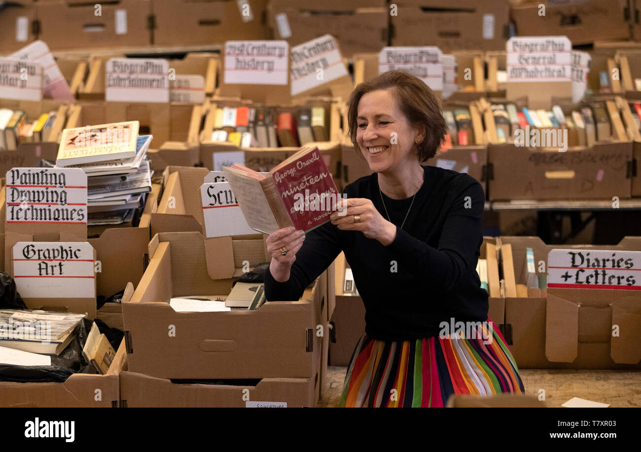 Emittente e giornalista Kirsty Wark dà uno sguardo a una rara prima edizione copia di George Orwell '1984', uno delle migliaia di libri che sarà in vendita a partire da sabato 11 maggio in Christian Aid Settimana del Libro, che si ritiene essere la più grande carità libro in vendita in tutto il mondo, a Sant'Andrea e di San Giorgio Chiesa occidentale, George Street, Edimburgo. Foto Stock