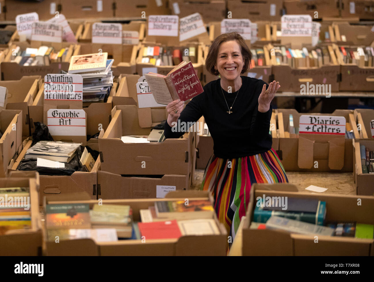 Emittente e giornalista Kirsty Wark dà uno sguardo a una rara prima edizione copia di George Orwell '1984', uno delle migliaia di libri che sarà in vendita a partire da sabato 11 maggio in Christian Aid Settimana del Libro, che si ritiene essere la più grande carità libro in vendita in tutto il mondo, a Sant'Andrea e di San Giorgio Chiesa occidentale, George Street, Edimburgo. Foto Stock