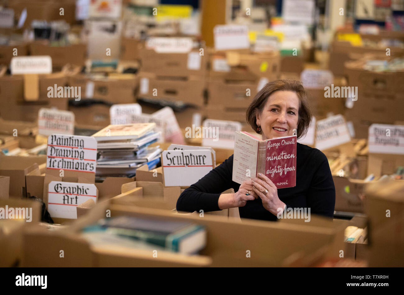 Emittente e giornalista Kirsty Wark dà uno sguardo a una rara prima edizione copia di George Orwell '1984', uno delle migliaia di libri che sarà in vendita a partire da sabato 11 maggio in Christian Aid Settimana del Libro, che si ritiene essere la più grande carità libro in vendita in tutto il mondo, a Sant'Andrea e di San Giorgio Chiesa occidentale, George Street, Edimburgo. Foto Stock