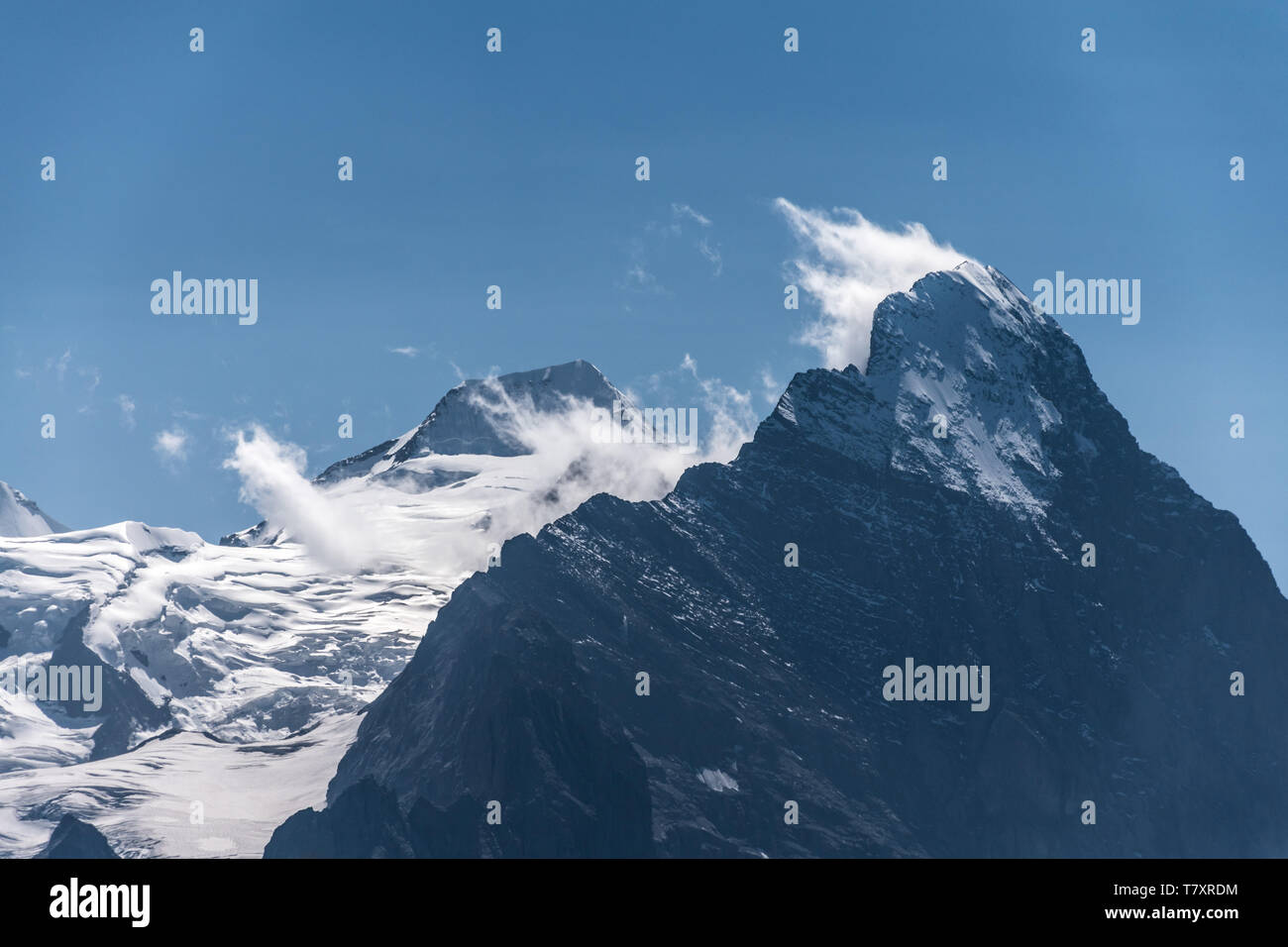 Primo piano di Eiger in nuvole, un picco nelle alpi svizzere in Europa, con una parte di Aletschglacier visibile Foto Stock